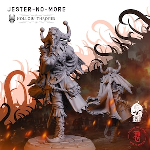 Puede incluir: Figura en miniatura detallada de un bufón, con el texto "JESTER-NO-MORE" y "HOLLOW THRONES". El bufón lleva un disfraz con sombrero, capa y una cuerda con máscaras. Una segunda figura está en el fondo. Las figuras están sobre una base redonda.