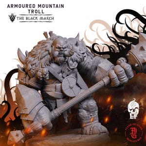 以下が含まれることがあります： The Black Marchの装甲マウンテン・トロールのグレーのミニチュアフィギュア。トロールは大きな髭、牙、毛皮の肩当てを身につけ、スパイク付きのメイスを手に持っている。Armoured Mountain Troll The Black Marchというテキストが表示されている。