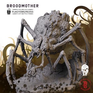 Peut inclure: Miniature grise de la Broodmother de Plaguebringers. Le modèle détaillé représente une grande créature grotesque ressemblant à une araignée, avec de multiples pattes, un corps bulbeux et des textures de surface complexes. Le texte "BROODMOTHER" et "PLAGUEBRINGERS" sont visibles.