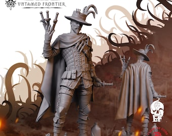 Puede incluir: Una figura en miniatura gris titulada Crimson Sorrow Untamed Frontier, que representa a un personaje con un sombrero de ala ancha con plumas, un jubón acolchado y una capa. La figura sostiene tres dagas en una mano y una en la otra.