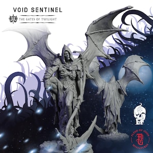Puede incluir: Una figura miniatura de resina gris titulada VOID SENTINEL THE GATES OF TWILIGHT. La figura muestra a un guerrero esquelético con capucha y grandes alas de murciélago, vistiendo una armadura adornada con calaveras y sosteniendo una guadaña curva.