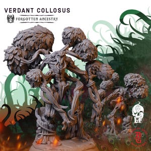 Peut inclure: Une figurine de jeu de plateau en résine grise intitulée Verdant Collosus de Forgotten Ancestry. La pièce représente une créature imposante semblable à un arbre avec de multiples branches feuillues, un corps texturé et des crânes sur la base.