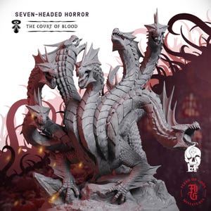 Puede incluir: Una miniatura de dragón gris sin pintar de siete cabezas sobre una base rocosa. La criatura presenta varios cuellos largos y escamosos, dientes afilados y protuberancias en forma de aleta. El texto superior dice SEVEN-HEADED HORROR y THE COURT OF BLOOD.