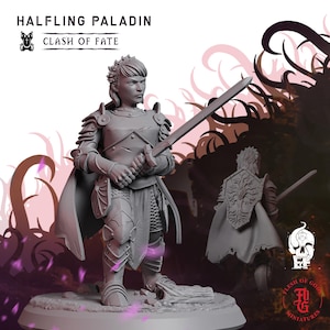 Puede incluir: Una figura en miniatura gris de un Paladín Mediano de la serie Clash of Fate. La figura está vestida con una armadura detallada y sostiene una espada. Una versión más pequeña de la figura está en el fondo. La base tiene el logotipo de Flesh of Gods Miniatures.