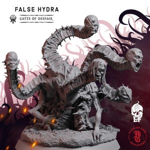 Puede incluir: Una miniatura de resina gris de una False Hydra de Gates of Despair. La criatura presenta una masa central con múltiples cuellos largos y segmentados, cada uno rematado con una cabeza humana distinta con varias expresiones y púas afiladas.