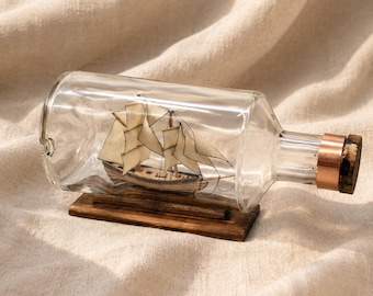 Gepersonaliseerde scheepje in een fles, 500 ml, handgemaakt van gerecycled glas, nautische decoratie.