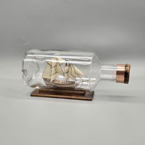 Personalisiertes Schiff in der Flasche – 500 ml, umweltfreundliche maritime Deko | Kostenloser Personalisierungsname | Einzigartiges Geschenk für Väter, Seefahrer und Zuhause