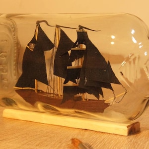 Handmade Pirate Ship in a Bottle – 500ml Recycled Glass • Free Personalization • Eco-Friendly Nautical Gift