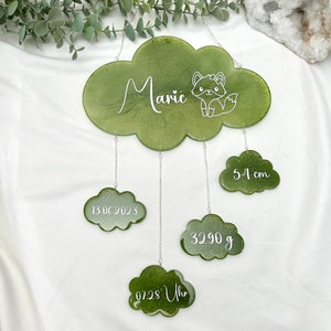 Könnte beinhalten: Grüner Glitzer-Wolken-Baby-Mobile mit einem Fuchs-Design. Das Mobile enthält vier hängende Wolken mit dem Text "Marie", "13.06.2023", "3290 g", und "07.28 Uhr" und "54 cm".