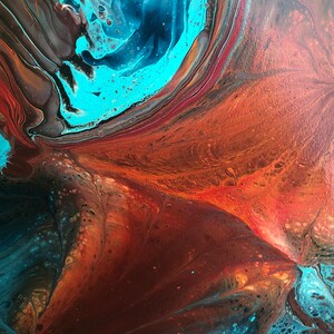 Peut inclure: Peinture abstraite avec des couleurs tourbillonnantes bleues, turquoise, brunes et orange. Les couleurs se m&eacute;langent pour cr&eacute;er un design unique et int&eacute;ressant.