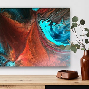 Peut inclure: Peinture abstraite avec des couleurs tourbillonnantes bleues, brunes et orange. La peinture a un aspect textur&eacute; et fluide.
