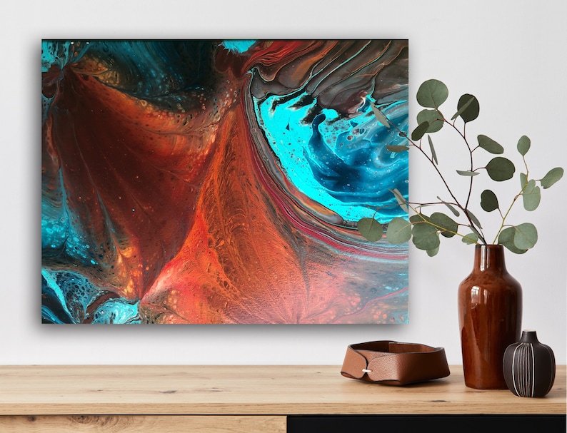 Peut inclure: Peinture abstraite avec des couleurs tourbillonnantes bleues, brunes et orange. La peinture a un aspect textur&eacute; et fluide.