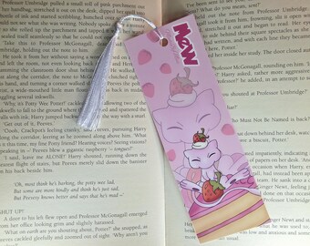 Marcapáginas de Mew en un pastel | Regalo hecho a mano para lectores y fans de Pokémon | Bonito accesorio de lectura | Arte de fans | Un regalo ideal para niños y adultos
