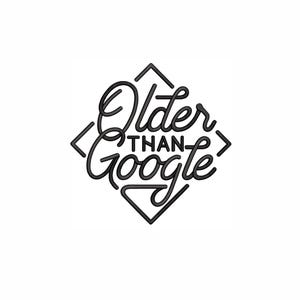 Può includere: Grafica in bianco e nero con la scritta "Older Than Google" in un riquadro a forma di diamante. Il testo è in un carattere corsivo, con le parole "Older" e "Google" più grandi di "Than".