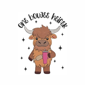 Może przedstawiać: Kreskówkowa ilustracja brązowej i białej krowy szkockiej z różową filiżanką w ręku. Tekst "one boujee heifer" jest napisany w kółku wokół krowy.