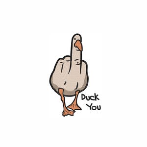 Könnte beinhalten: Gestickter Aufnäher mit einer Comic-Gans, die den Mittelfinger zeigt. Die Gans ist beige mit orangefarbenen Füßen und Schnabel. Der Text "Duck You" steht in Schwarz darunter.