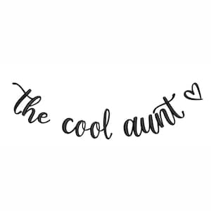 Könnte beinhalten: Schwarz-weißer kursiv geschriebener Text, der "the cool aunt" lautet, mit einem kleinen Herzsymbol nach dem Wort "aunt".