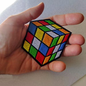 Aufnäher „Zauberwürfel“ zum Aufbügeln – Puzzlewürfel-Aufnäher – Retro-Geek-Aufnäher – Denksport-Aufnäher – Mathe-Geschenk – Nerd-Geschenk – STEM-Aufnäher