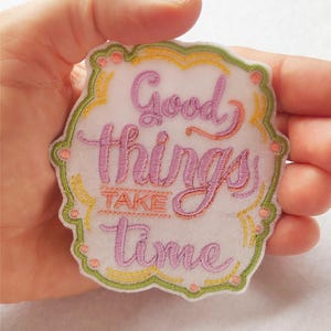 Parche bordado termoadhesivo "Las cosas buenas llevan tiempo" – Parche motivacional – Parche con cita positiva – Parche inspirador – Regalo para chaqueta