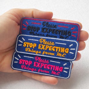 Pode incluir: Um conjunto de três canecas de cerâmica com acabamento fosco e salpicado. As canecas são em tons de creme, cinza claro e cinza escuro. Cada caneca tem um design simples e minimalista, ideal para café ou chá.