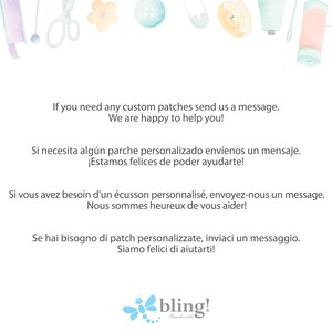 以下が含まれることがあります： 裁縫道具と「If you need any custom patches send us a message. We are happy to help you!」のテキストが描かれた水彩イラスト。英語、スペイン語、フランス語、イタリア語で書かれています。Bling! Handmadeのロゴが下にあります。
