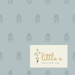 Puede incluir: Un patrón sin costuras que presenta un diseño repetitivo de astronautas sobre un fondo azul claro. Un pequeño logotipo con una flor y el texto "little e DESIGN CO" está en el centro de la imagen.