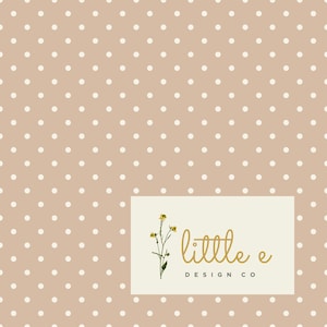 Könnte beinhalten: Ein beiger Hintergrund mit einem weißen Tupfenmuster. Ein weißes Rechteck mit einer goldenen Blumenillustration und dem Text "little e DESIGN CO" in Gold.