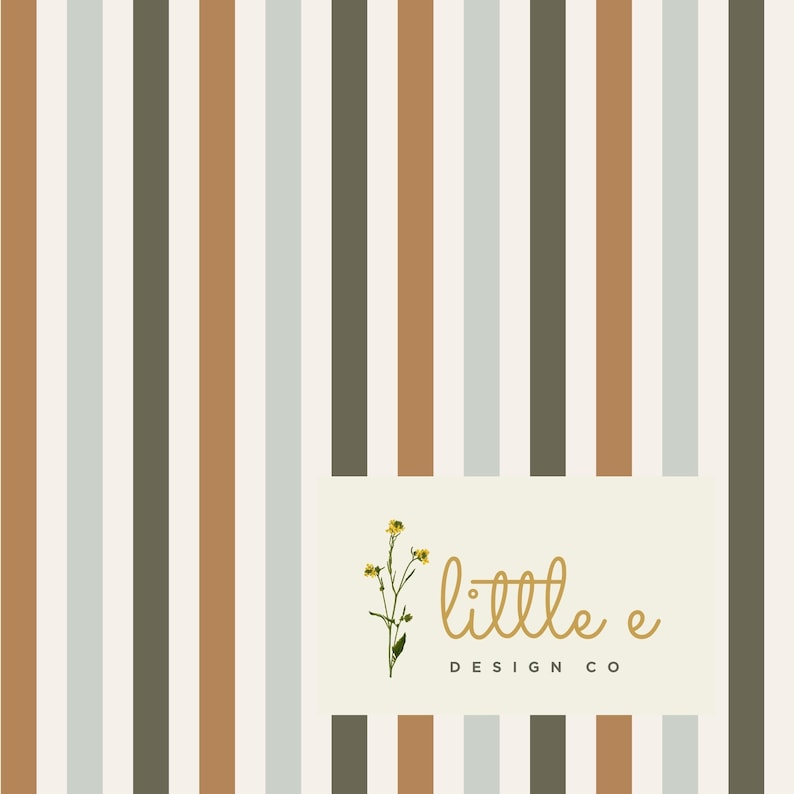 Op de afbeelding: Een beige achtergrond met verticale strepen in bruin, lichtbruin en grijs. De tekst "little e DESIGN CO" staat in gouden schrift met een kleine bloemillustratie.