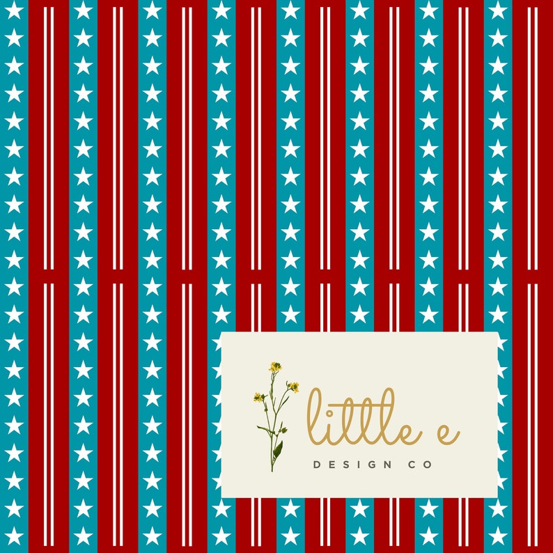 K&ouml;nnte beinhalten: Rote und wei&szlig;e Streifen mit blauen Sternen auf einem Hintergrund. Der Text "little e DESIGN CO" ist in goldener Schrift auf einem cremefarbenen Rechteck.