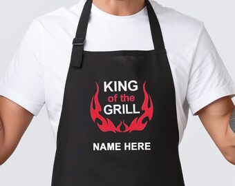 Tablier King of the Grill 2 avec poches et ouvre-bouteille, Cadeaux tablier de grillade pour homme Papa Chef cuisinier amateur Barbecue, Broderie personnalisée