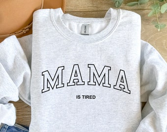 brodé personnalisé Maman est fatiguée | Sweatshirt brodé maman personnalisé avec nom sur la manche | Cadeau pour maman | Fête des mères