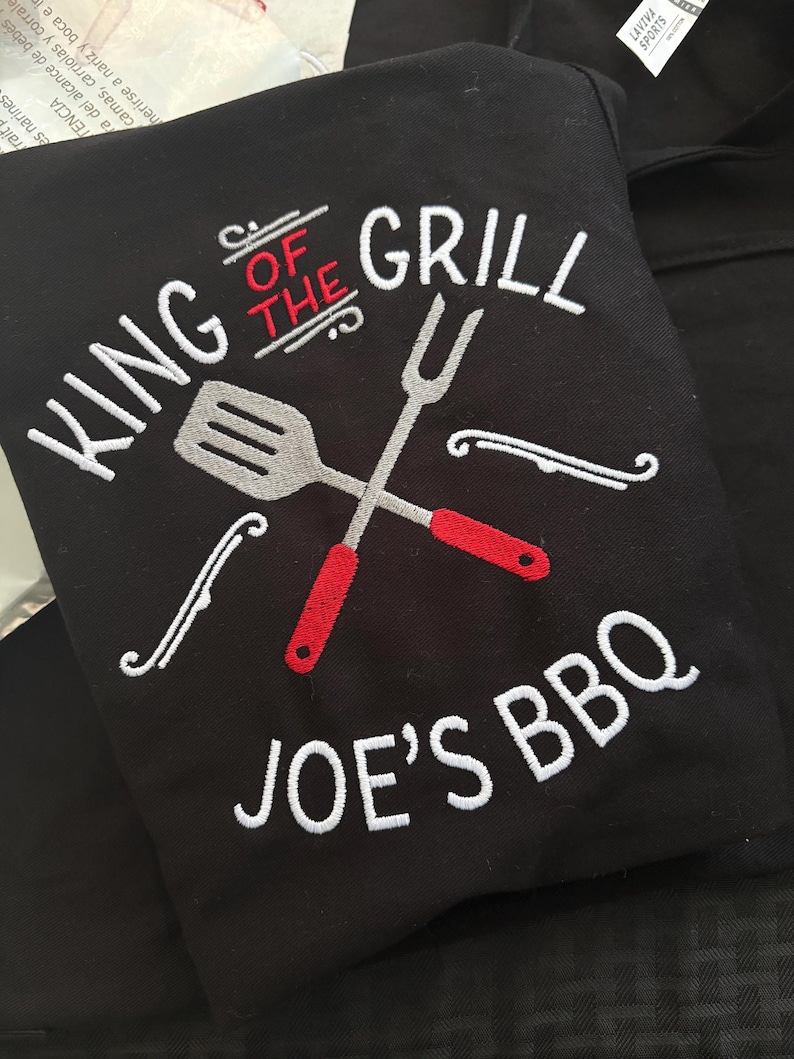 King of the Grill Apron • Personalized Name Embroidered BBQ Apron with Bottle Opener • Unique Grill Gift for Men or Grill Lovers imagem 9