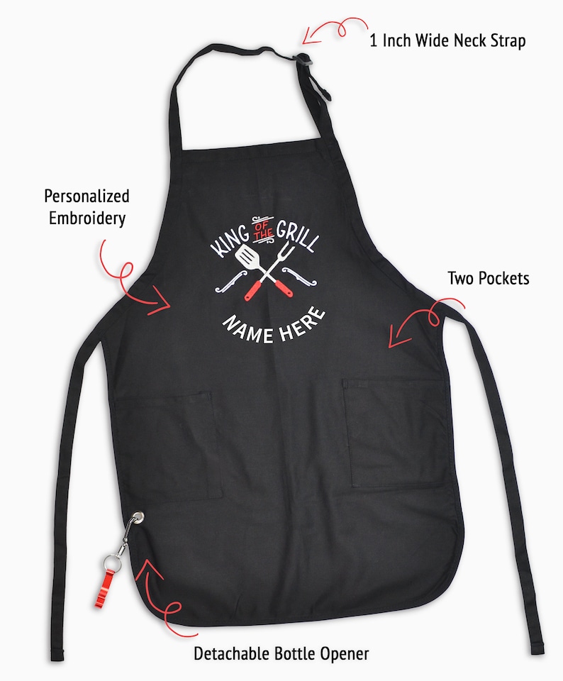 Pode incluir: Avental preto com o texto "KING OF THE GRILL NAME HERE" e um gr&aacute;fico de utens&iacute;lios de churrasco. Possui dois bolsos, uma al&ccedil;a de pesco&ccedil;o de 2,5 cm de largura, bordado personalizado e um abridor de garrafas remov&iacute;vel.