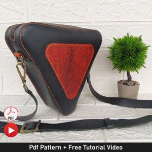 Pode incluir: Uma bolsa de ombro triangular de couro preto com uma aba de couro vermelho com um design floral em relevo. A bolsa tem um fecho de correr, uma alça ajustável e um fecho de metal.  Pdf Pattern + Free Tutorial Video.