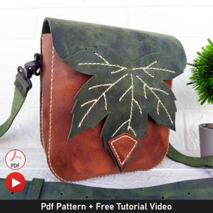 Puede incluir: Un bolso de hombro de cuero verde y marrón con un diseño de hoja. El bolso tiene un cierre de solapa y una correa larga ajustable. El bolso está hecho de cuero genuino y tiene un aspecto vintage.  Pdf Pattern + Free Tutorial Video
