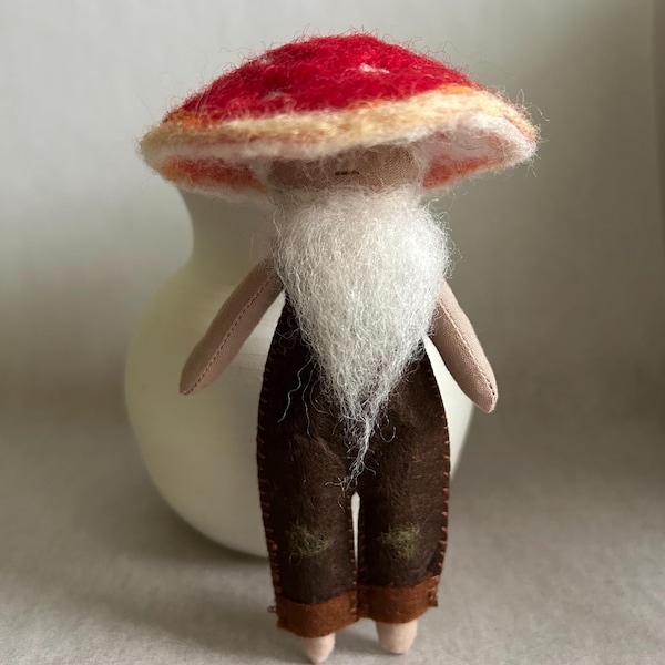 Naaldvilten paddenstoelman kabouterpop: grillig ornament vliegenzwam