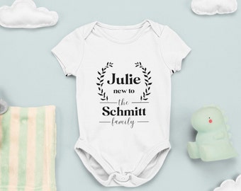Personlig babybody 100 % bomull - Ny i familjen - Babysparkdräkt - Present till födseln eller babyshowern - Sparkdräkt med tryckknappar