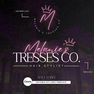Könnte beinhalten: Eine Logo-Vorlage für ein Friseurgeschäft namens "Melanie's Tresses Co.". Das Logo zeigt eine rosafarbene Krone und den Text "Melanie's Tresses Co." in Weiß mit dem Text "Hair Stylist" darunter. Das Logo ist vor einem dunkelvioletten Hintergrund platziert.