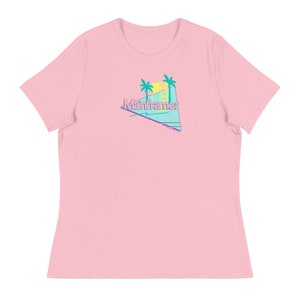 Puede incluir: Camiseta rosa para mujer con un diseño gráfico retro que presenta palmeras, una puesta de sol y el texto "Mainframer".