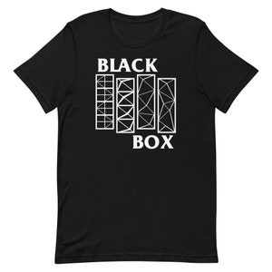 Puede incluir: Camiseta negra con un diseño gráfico blanco que dice "BLACK BOX" con una serie de formas geométricas.