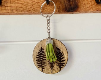 Llavero de impresión de hoja de helecho // Corte láser // Llavero de madera // Woodsy // Llavero de borla