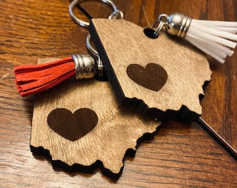 Contorno de Ohio con corazón grabado y llavero de borla // Borla blanca o roja // Grabado con láser