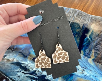 Pendientes Cow Tag // Cow Tag, Cow Print, Pendientes de madera cortados con láser // Pendientes del sur // Pendientes de vaca