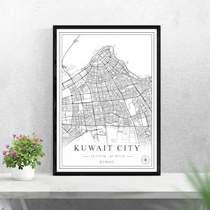 Puede incluir: Impresión de mapa en blanco y negro de la ciudad de Kuwait, Kuwait. El mapa muestra las calles y los puntos de referencia de la ciudad. El texto "KUWAIT CITY" está impreso en la parte inferior del mapa, junto con las coordenadas "29.375°N / 47.977°E".