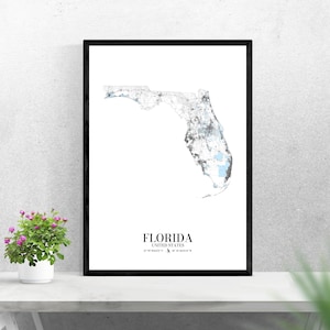 Może przedstawiać: Czarno-biała mapa Florydy, Stany Zjednoczone, z jasnoniebieskim obrysem. Mapa pokazuje miasta i miasteczka stanu. Tekst "FLORIDA" i "UNITED STATES" jest wydrukowany pod mapą, wraz ze współrzędnymi "27.7663° N, 81.6868° W".