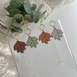 Elizabeth Dangles Ohrringe aus Polymer-Ton Elegante Ohrringe Ohrringe für jeden Tag Ohrringe aus Ton Handgemachte Ohrringe Frühlings-Schmucksachen Neutrale Ohrringe