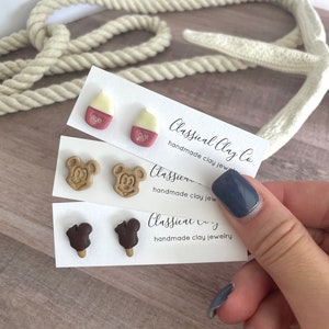 Orecchini a bottone in pasta polimerica con snack del parco magico Orecchini a bottone con gelato Orecchini a bottone con snack magici Orecchini con cibo Waffle al topo Ananas