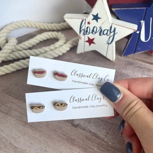 Clous d'oreilles pour hot-dogs Boucles d'oreilles en pâte polymère Bijoux en argile Boucles d'oreilles du 4 juillet Bijoux amusants Hot-dogs Ketchup Moutarde Cuisine d'été pour barbecue