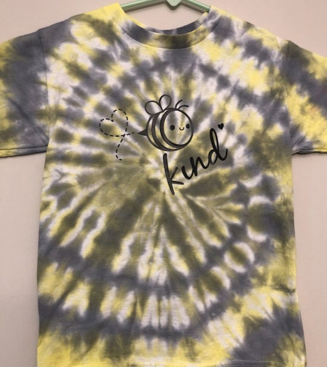 Bee Kind Tie Dye Camiseta amarilla y gris - Etsy España