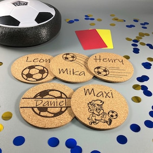 サッカーコルクコースターのパーソナライズ、子供の名前、誕生日、席札、ゲストギフト、パーティーの記念品、テーブルデコレーション、パーティー、景品
